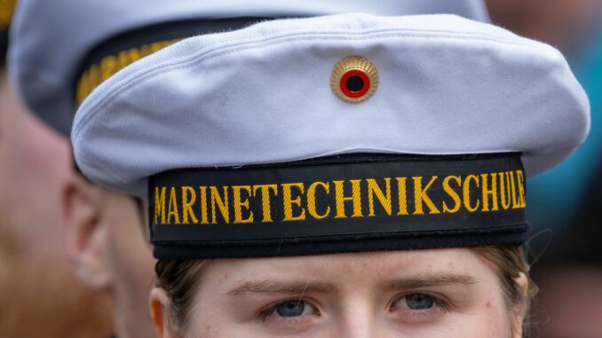 Unter anderem weil die Marine zuletzt mehr Offiziersanwärter und -anwärterinnen verzeichnet, findet der Auftakt für ihre Ausbildung nun erstmals woanders als bisher statt (Archiv).