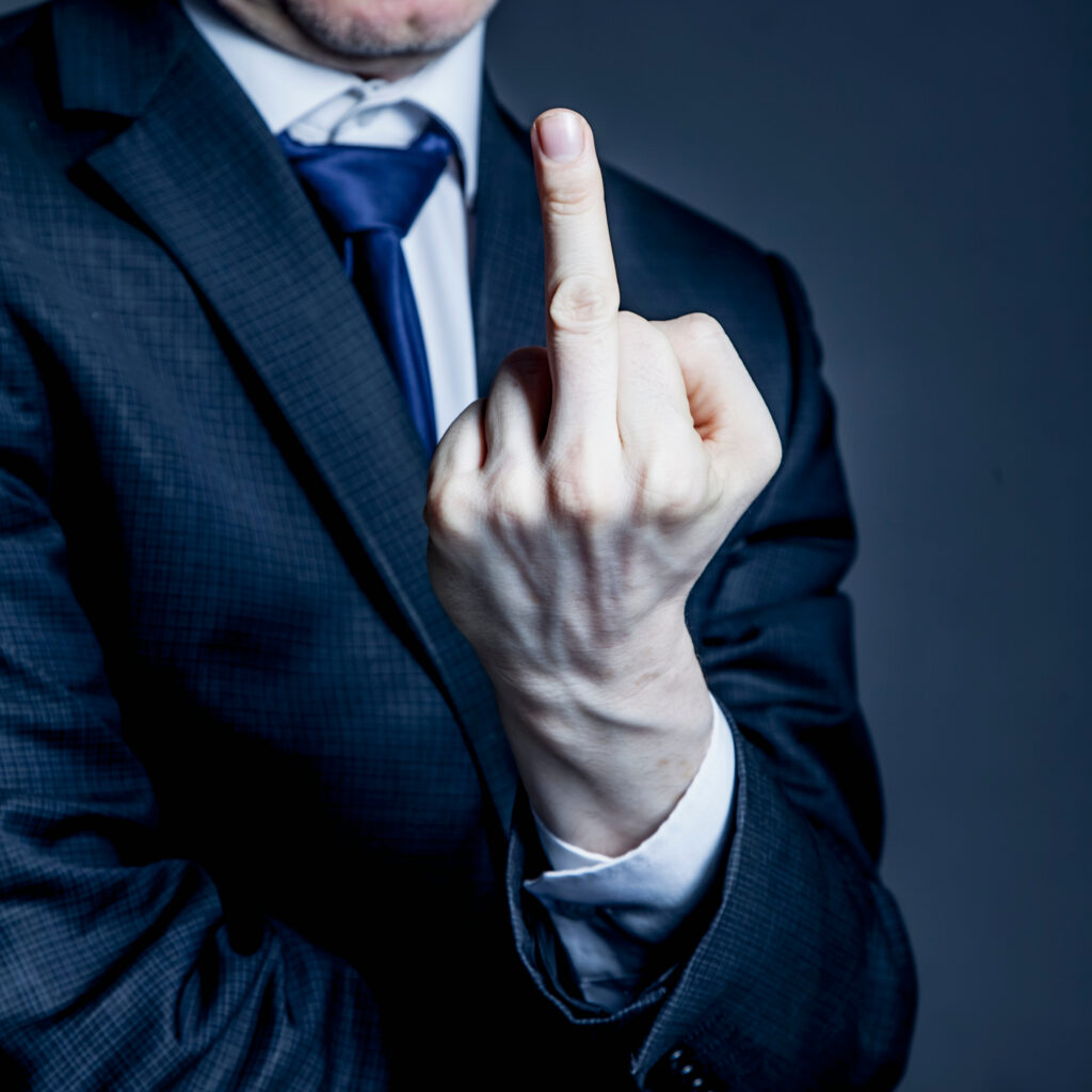 Darf mein Chef mir den Mittelfinger zeigen?